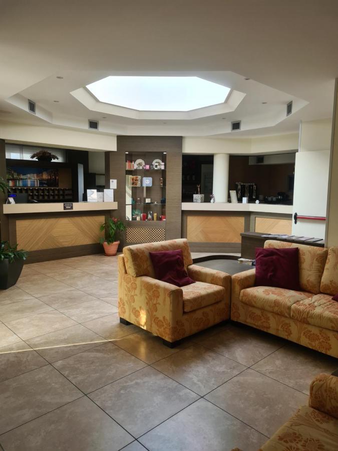 Elysium Hotel Raya Mediglia Luaran gambar