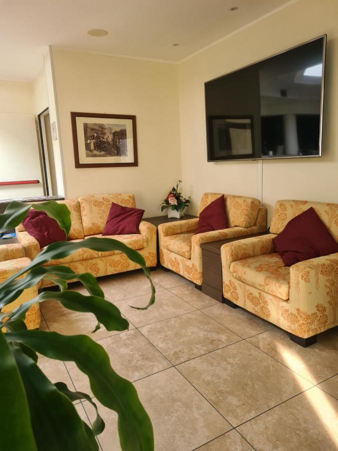 Elysium Hotel Raya Mediglia Luaran gambar