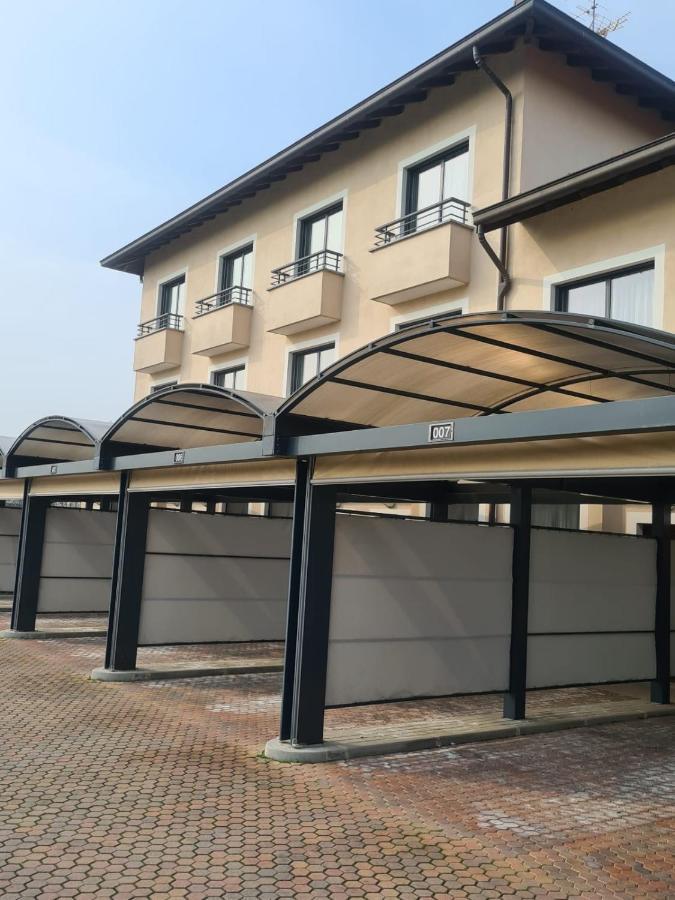 Elysium Hotel Raya Mediglia Luaran gambar