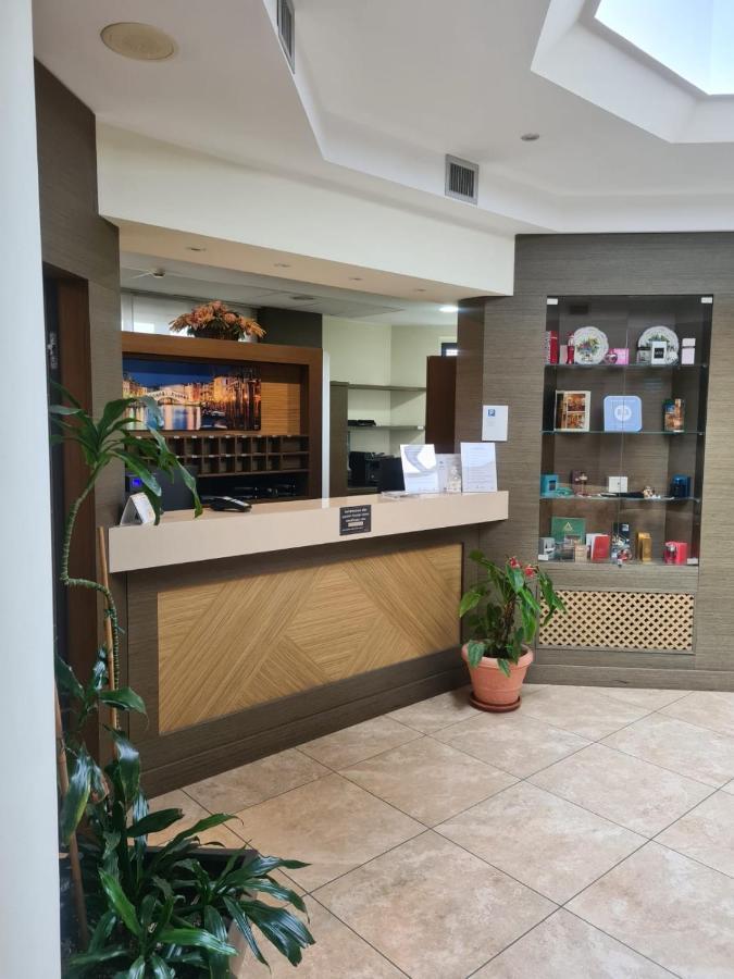 Elysium Hotel Raya Mediglia Luaran gambar