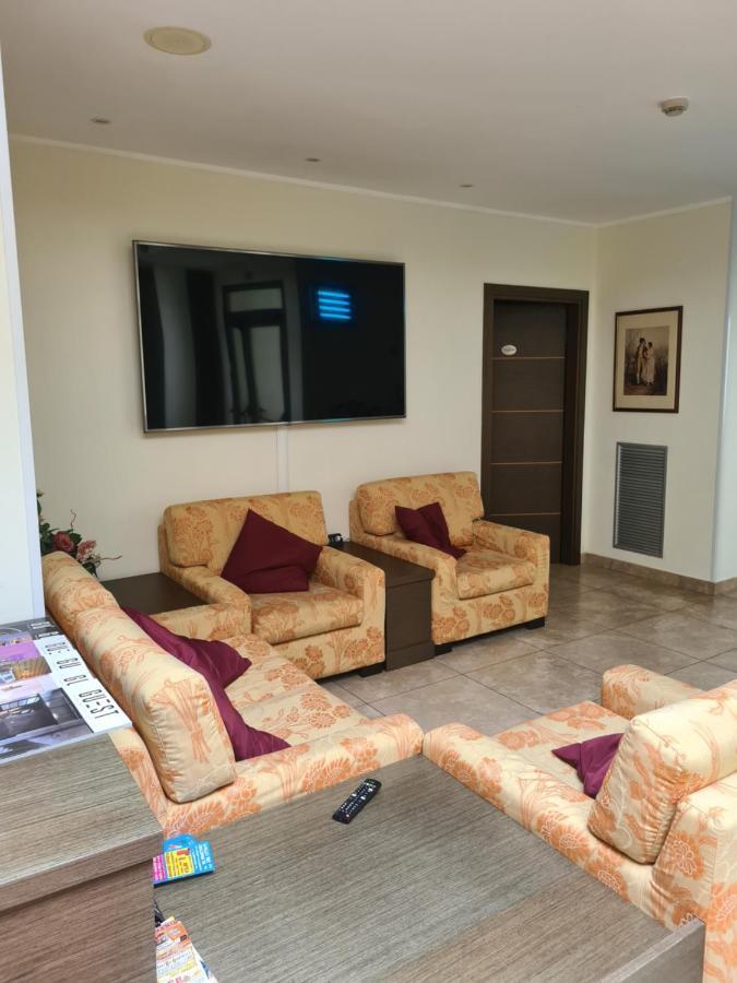Elysium Hotel Raya Mediglia Luaran gambar
