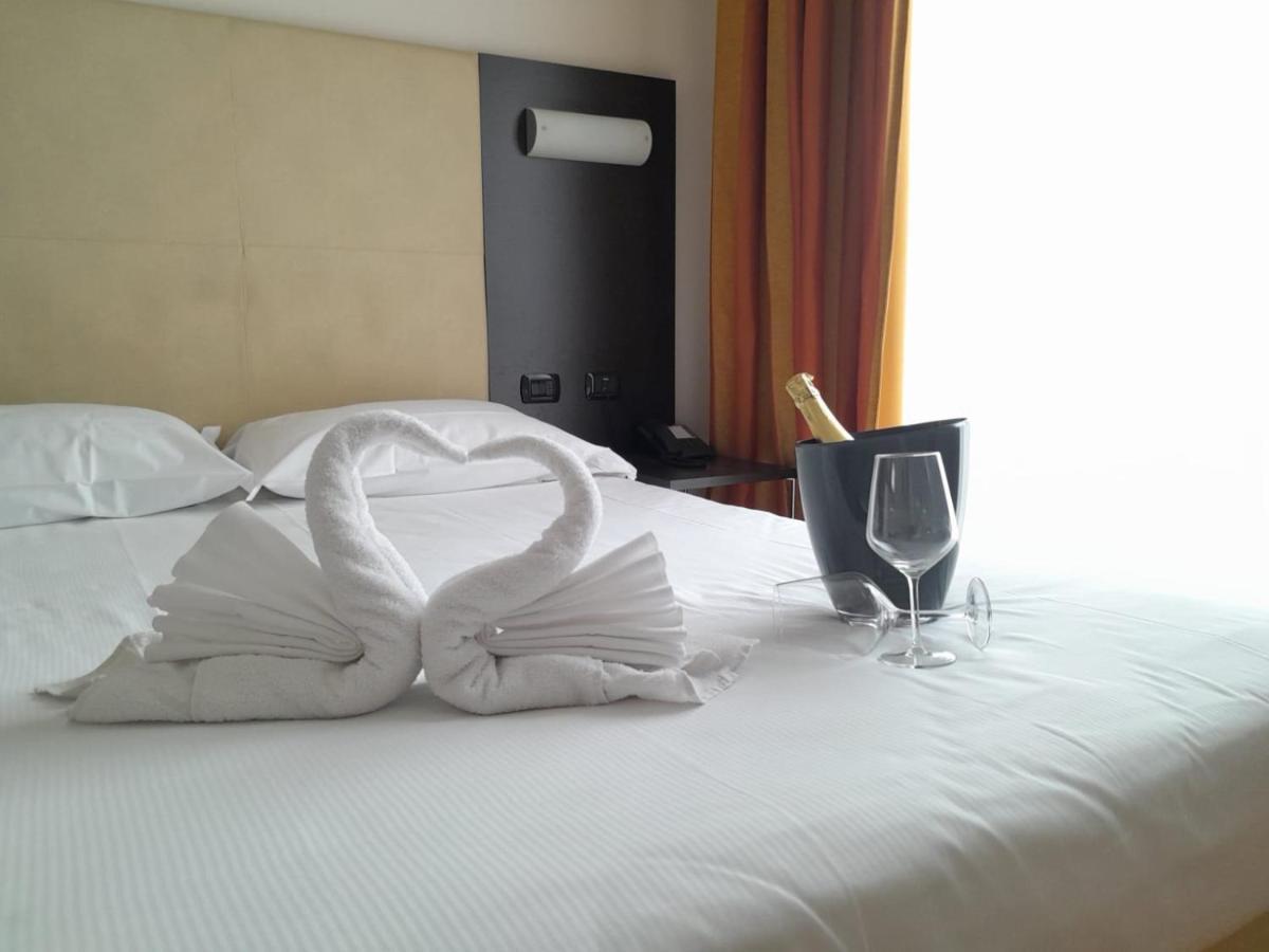 Elysium Hotel Raya Mediglia Luaran gambar
