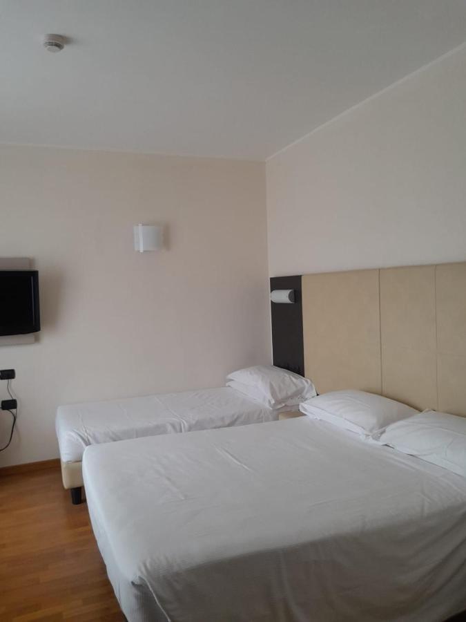 Elysium Hotel Raya Mediglia Luaran gambar