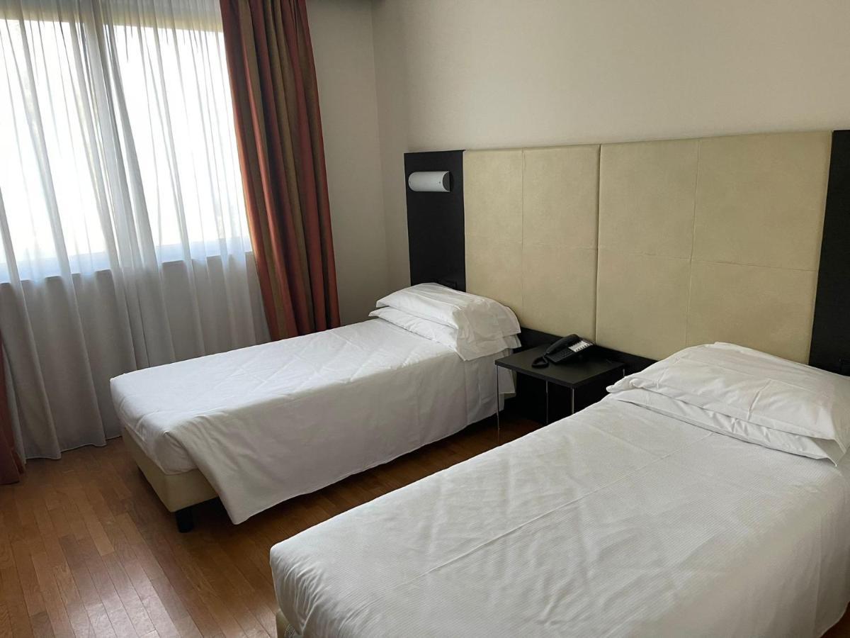 Elysium Hotel Raya Mediglia Luaran gambar