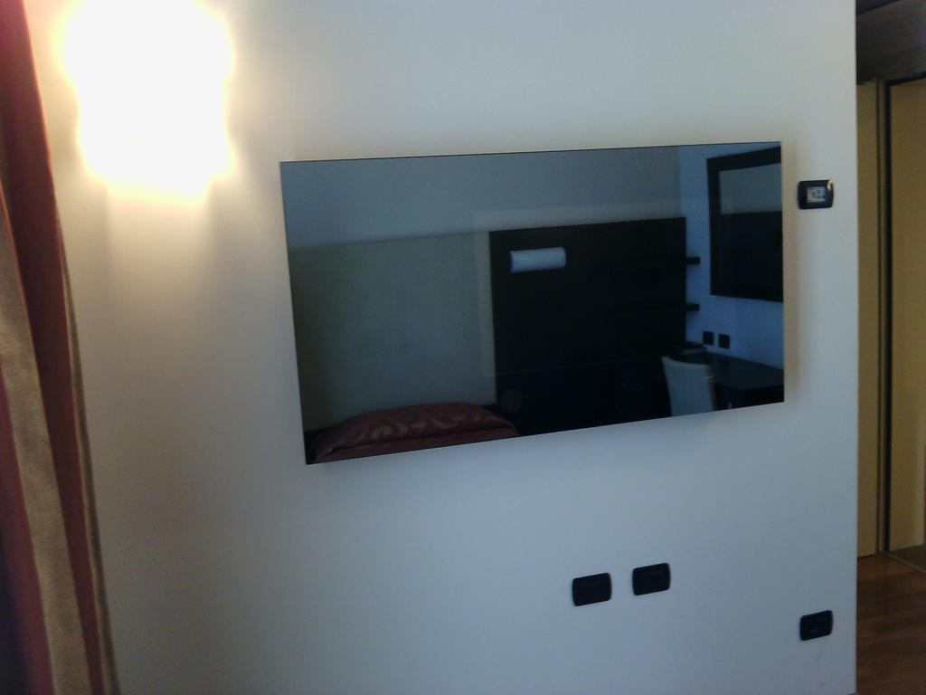 Elysium Hotel Raya Mediglia Luaran gambar