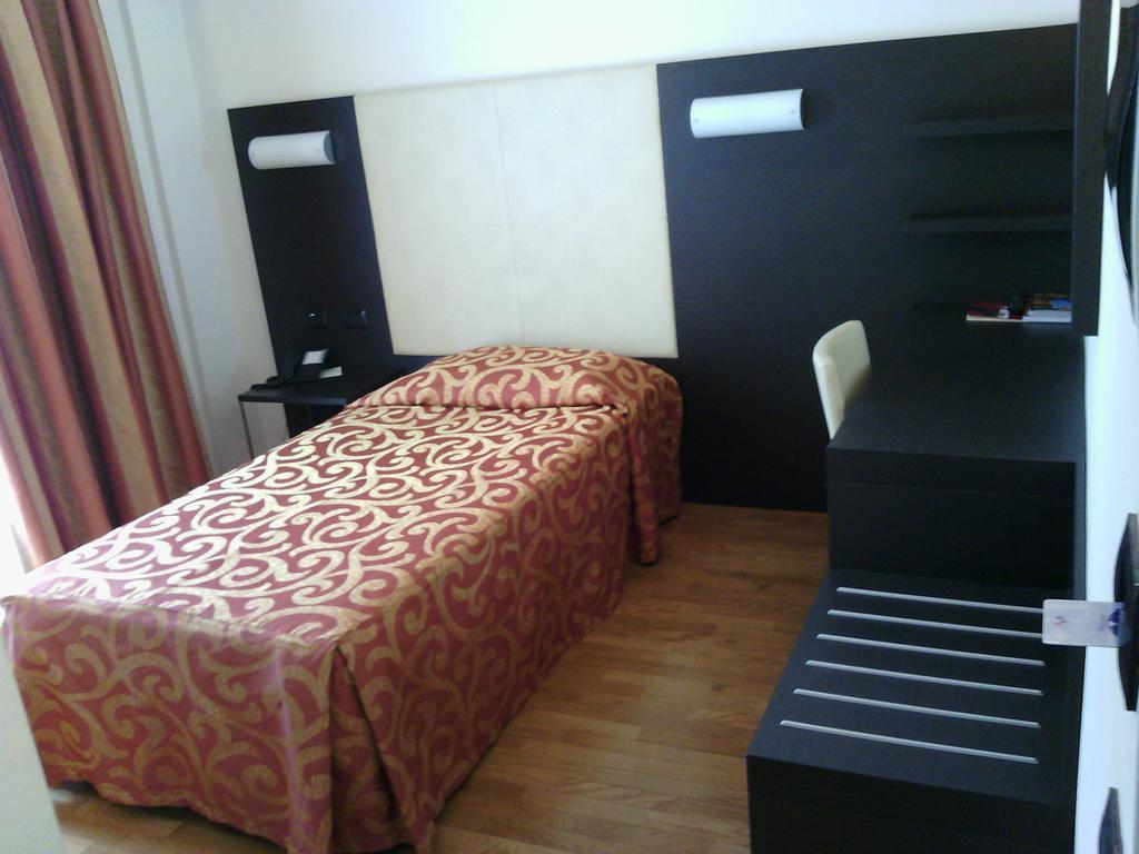 Elysium Hotel Raya Mediglia Luaran gambar