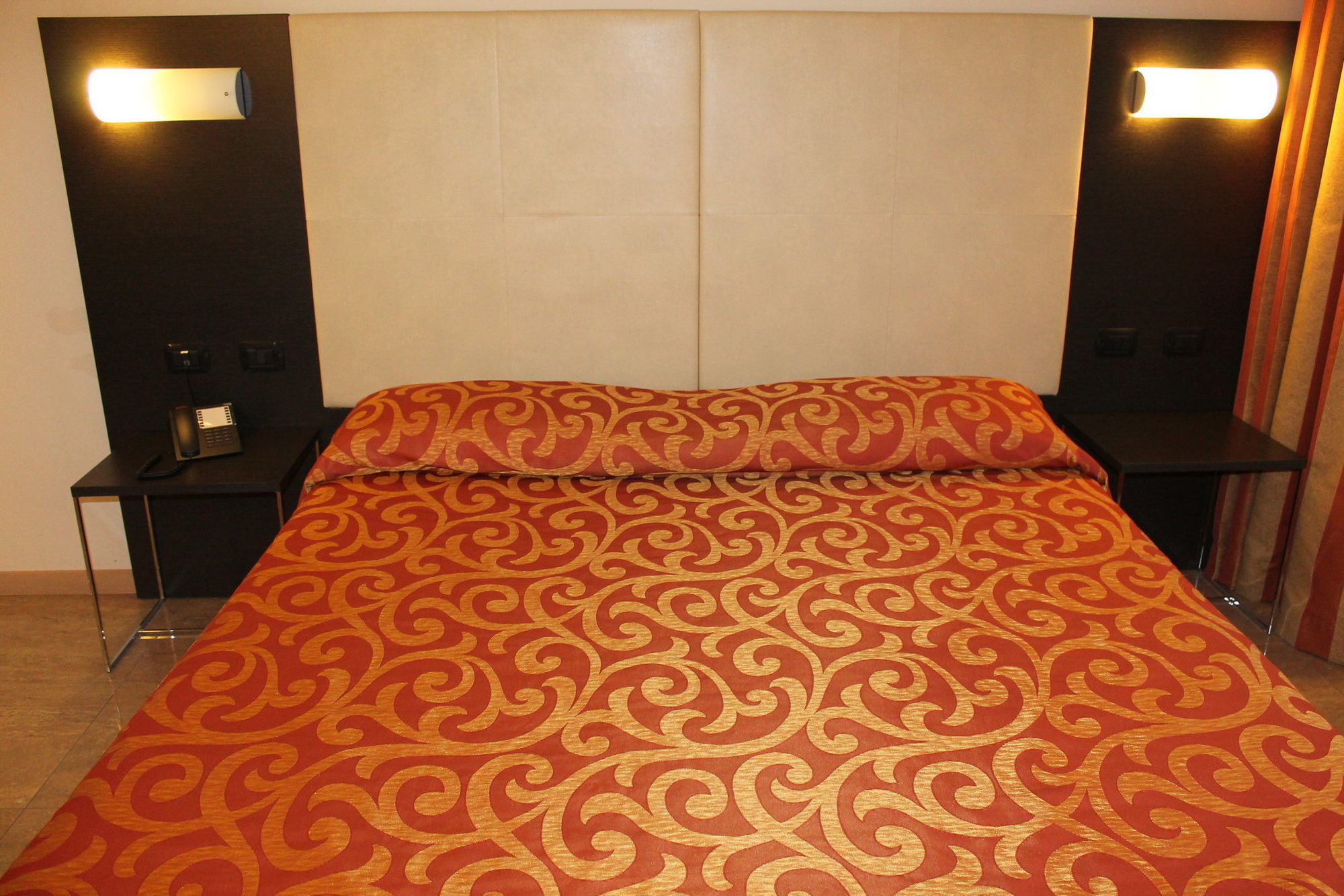 Elysium Hotel Raya Mediglia Luaran gambar