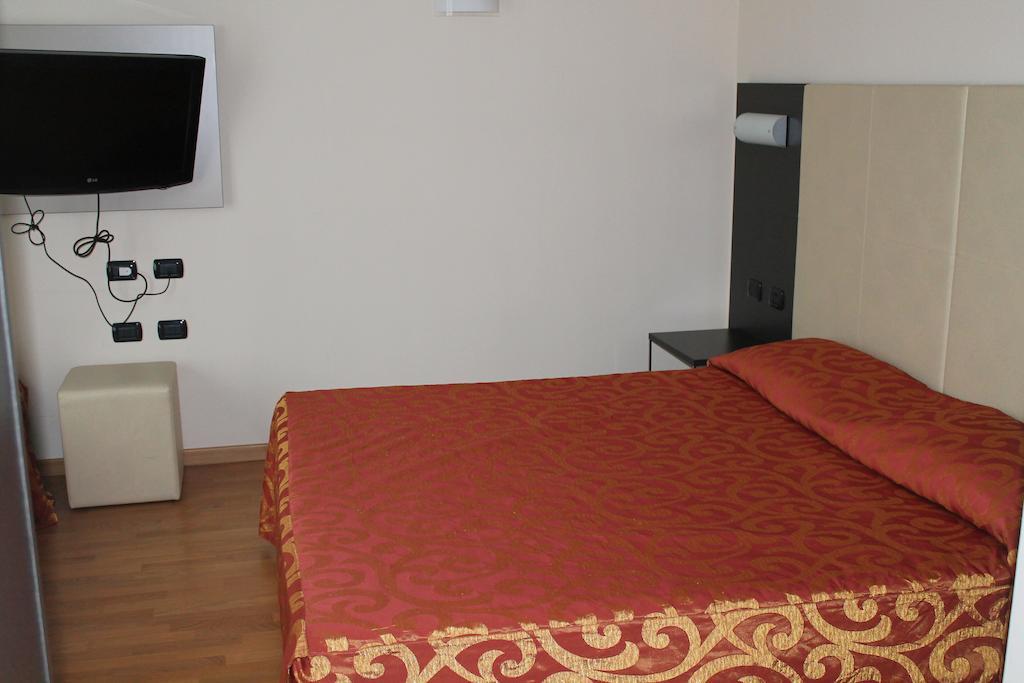 Elysium Hotel Raya Mediglia Luaran gambar